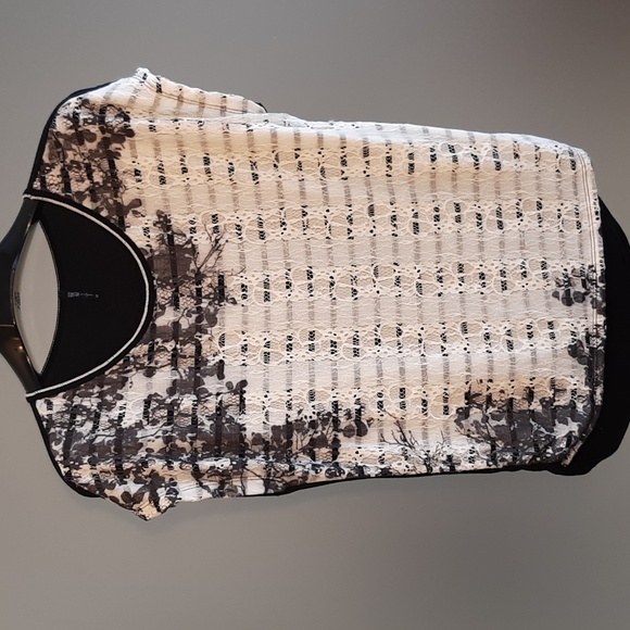 Edista top. Short Sleeve Black & White Top, Lace Front, Round Ne… - Picture 3 of 13